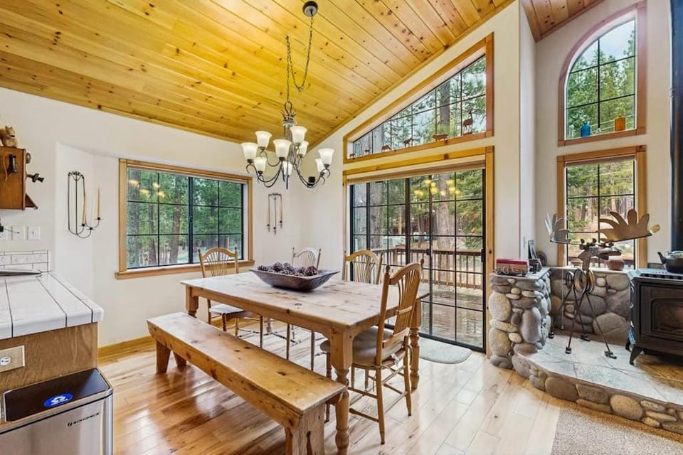 Charming mountain home with game room decks and stunning views House in Truckee
