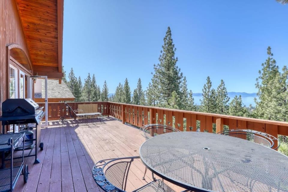 Dog-friendly chalet with amazing lake views & pool access - near lake & slopes House in Incline Village