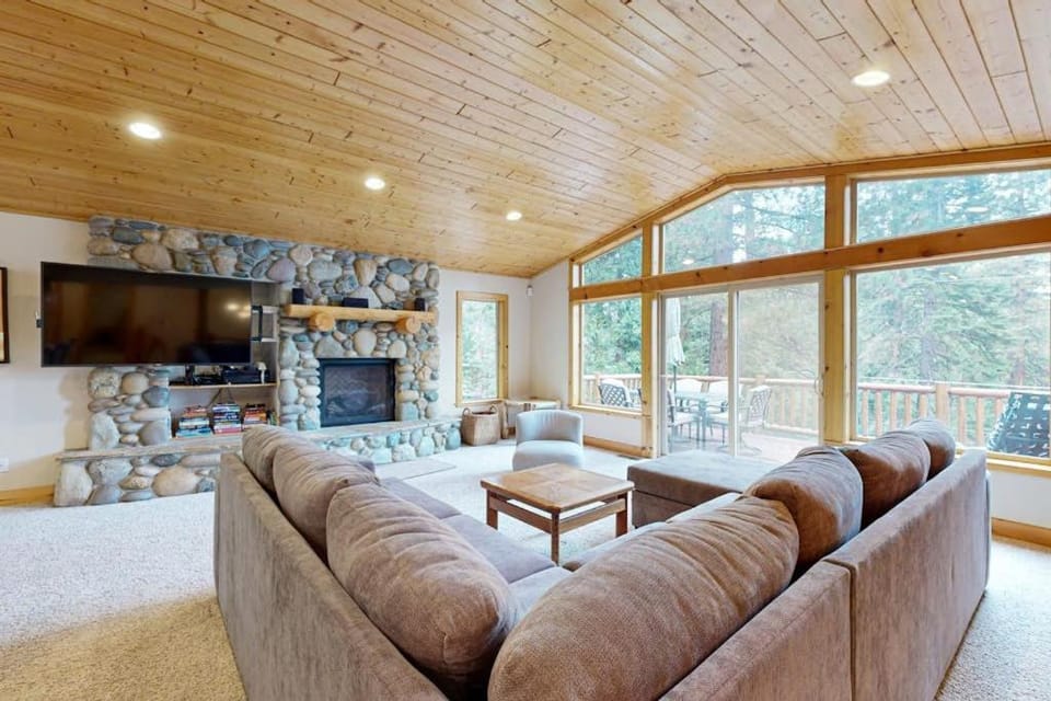 Spacious home with fireplace and two decks with hot tub & bbq grill House in Tahoe Vista