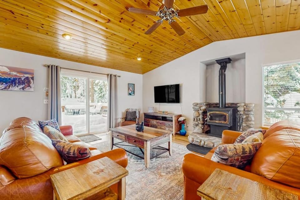Cozy Tahoe Vista home with fireplace furnished deck & forest view House in Tahoe Vista