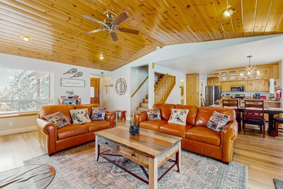 Cozy Tahoe Vista home with fireplace furnished deck & forest view House in Tahoe Vista