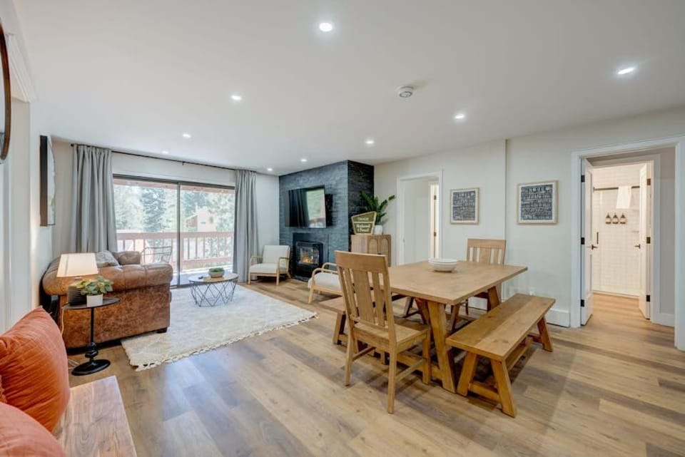 Charming condo with a wet bar fireplace washer&dryer deck - central location House in Incline Village