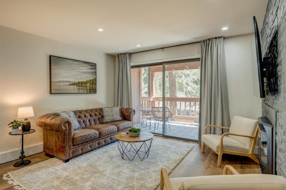 Charming condo with a wet bar fireplace washer&dryer deck - central location House in Incline Village