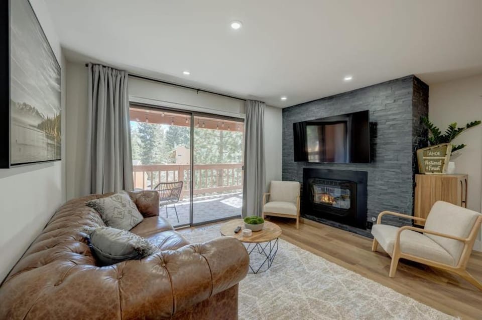 Charming condo with a wet bar fireplace washer&dryer deck - central location House in Incline Village