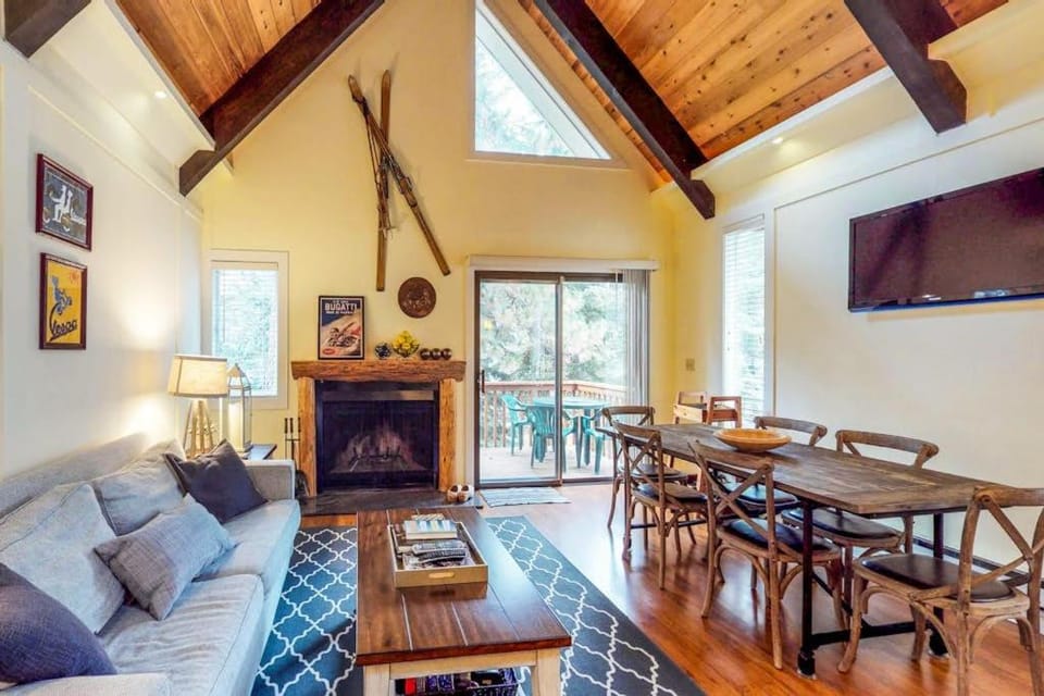 Beautiful & Spacious Townhome with Deck - Close to the Lake & Slopes House in Incline Village