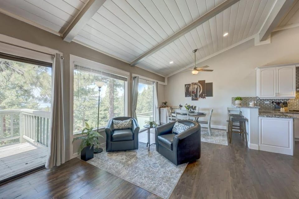Stylish home near the lake and slopes with WiFi furnished deck & fireplace House in Incline Village