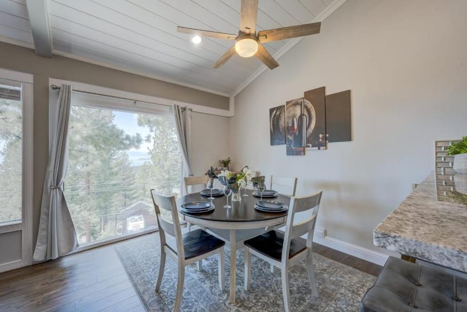 Stylish home near the lake and slopes with WiFi furnished deck & fireplace House in Incline Village