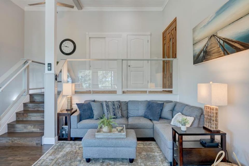 Stylish home near the lake and slopes with WiFi furnished deck & fireplace House in Incline Village