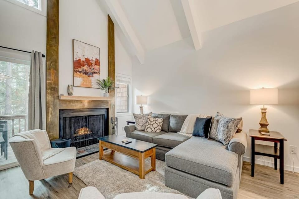 Hospitable condo with wood-burning fireplace washer&dryer deck & balcony House in Incline Village