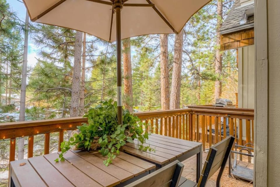 Hospitable condo with wood-burning fireplace washer&dryer deck & balcony House in Incline Village