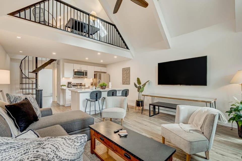 Hospitable condo with wood-burning fireplace washer&dryer deck & balcony House in Incline Village