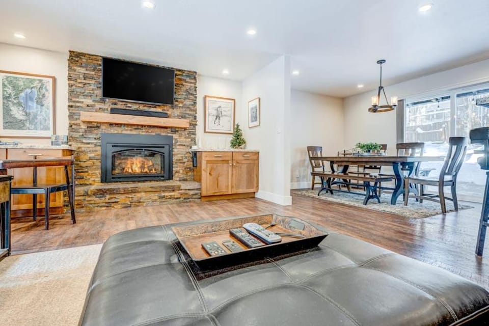 Dog-friendly modern abode with large yard fireplace cable & washer&dryer House in Incline Village