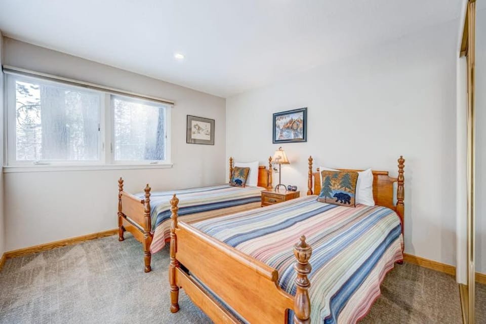 Dog-friendly modern abode with large yard fireplace cable & washer&dryer House in Incline Village