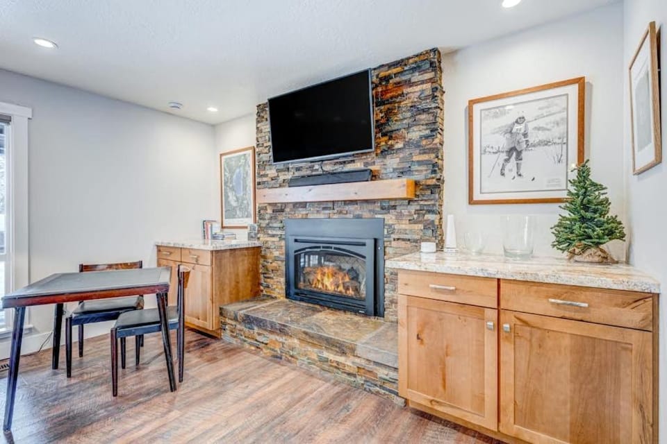 Dog-friendly modern abode with large yard fireplace cable & washer&dryer House in Incline Village