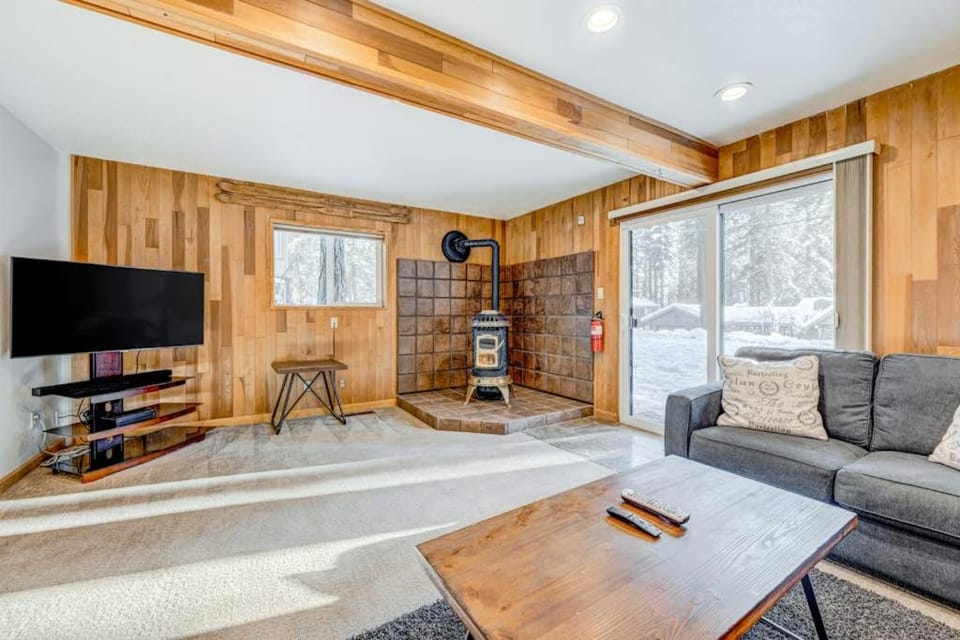 Dog-friendly modern abode with large yard fireplace cable & washer&dryer House in Incline Village