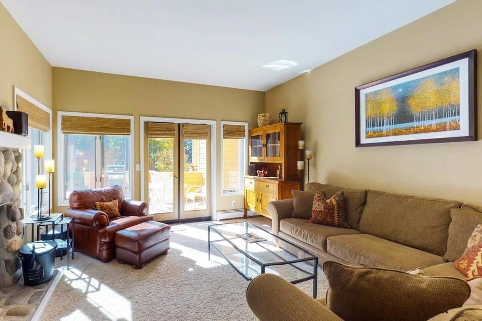 Stylish Townhome with Deck & Shared Hot Tub - Walk to Beaches Near Skiing House in Incline Village