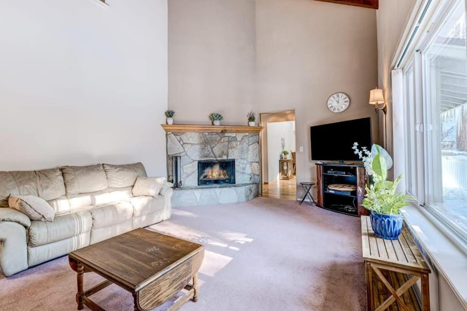 Peaceful retreat with a gas fireplace balcony & washer&dryer House in Incline Village