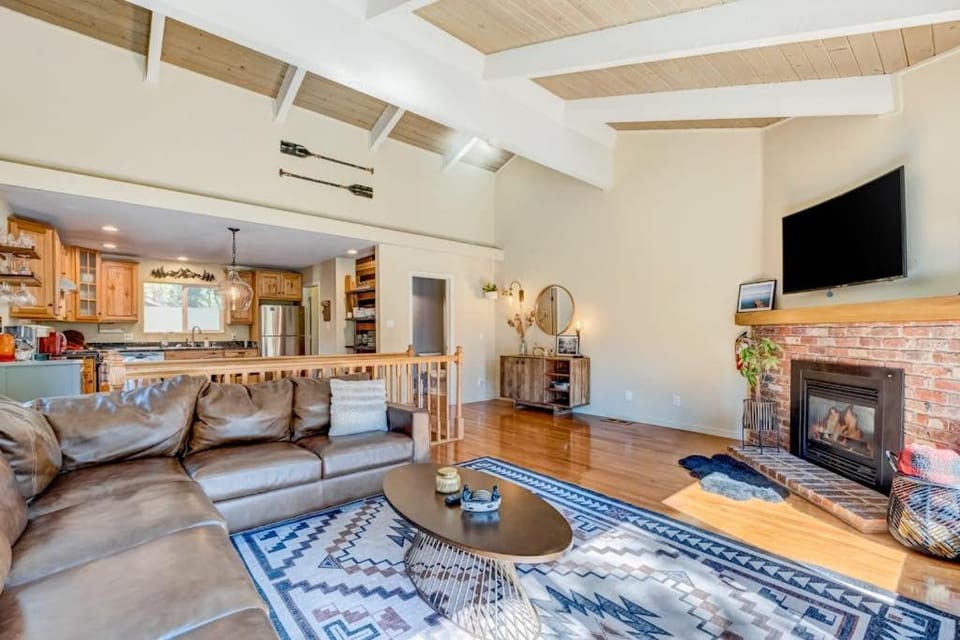 Two-story mountain-view condo with balcony fireplace & pool - dog-friendly House in Incline Village