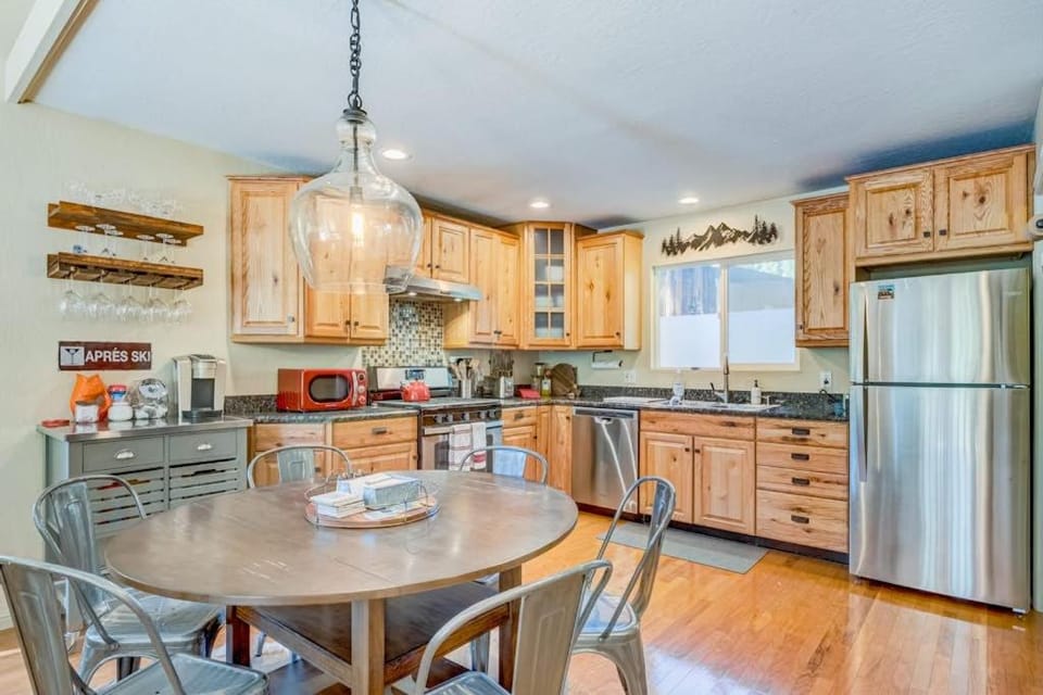 Two-story mountain-view condo with balcony fireplace & pool - dog-friendly House in Incline Village