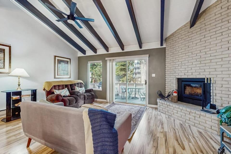 Updated mountain condo with pool access & wood fireplace - near skiing House in Incline Village
