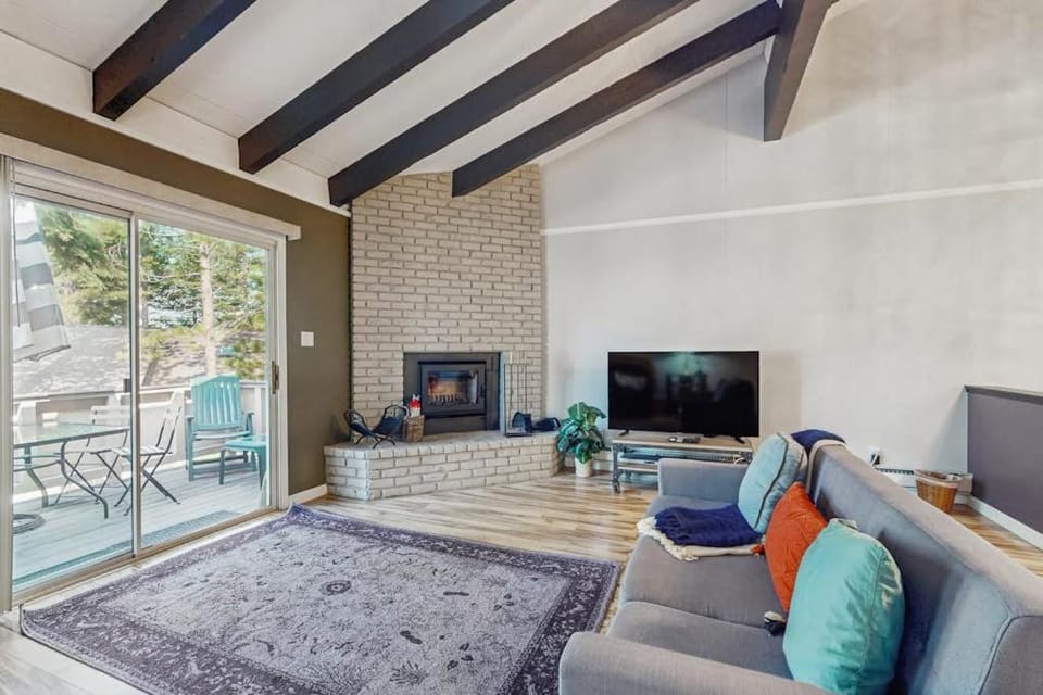Updated mountain condo with pool access & wood fireplace - near skiing House in Incline Village