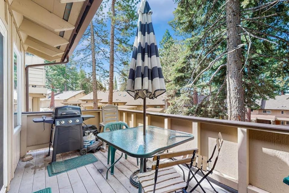 Updated mountain condo with pool access & wood fireplace - near skiing House in Incline Village