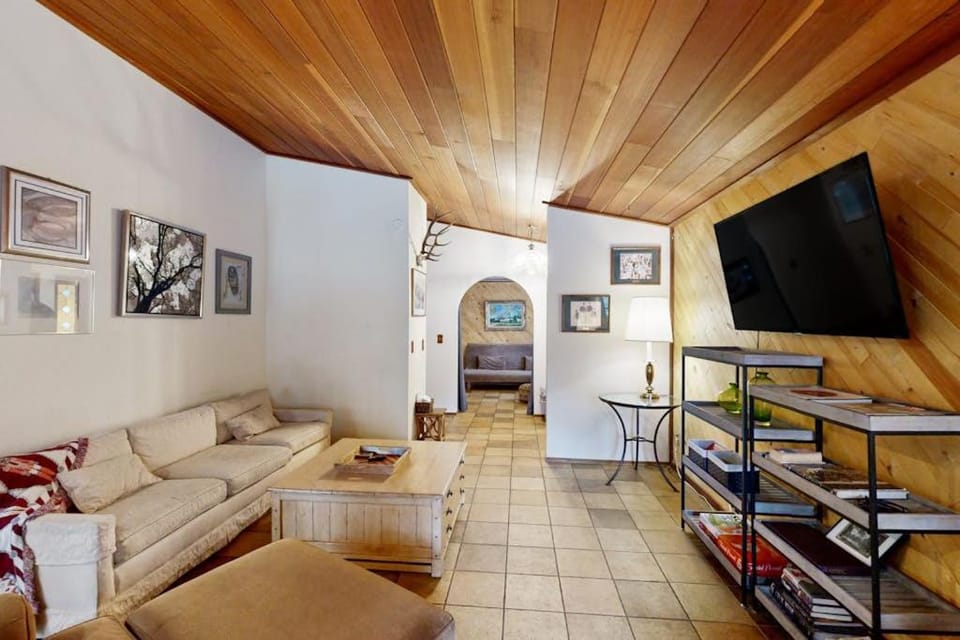 Dog-friendly retreat in Incline Village with fireplace & washer&dryer House in Incline Village
