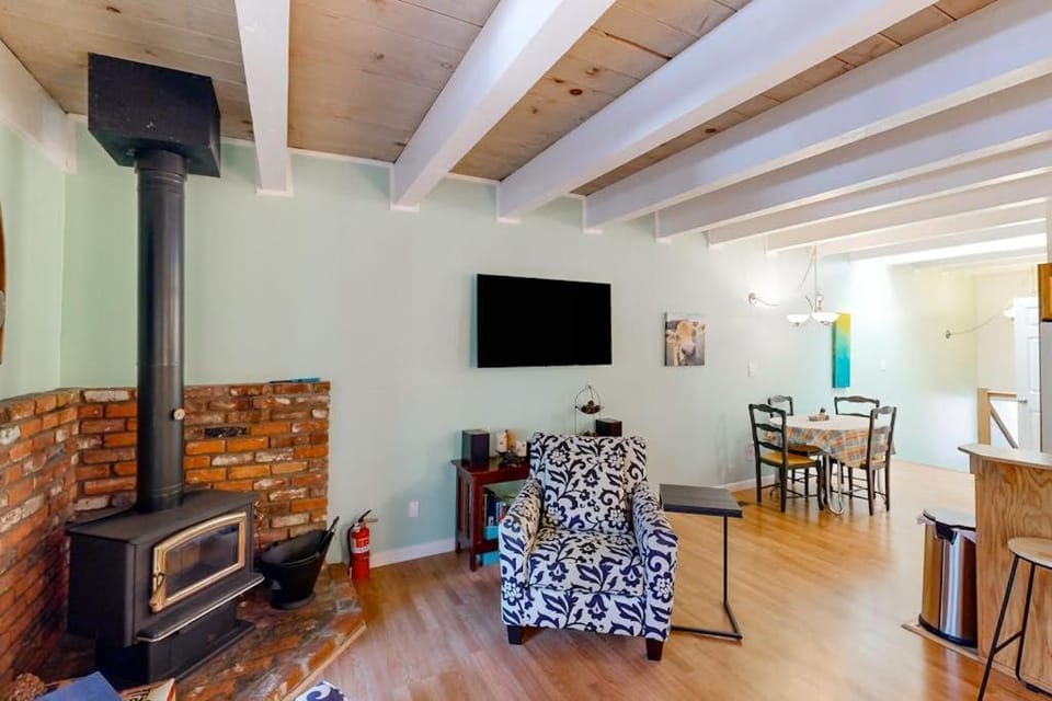 Forest-view condo with wood fireplace & walkable locale - dog-friendly House in Incline Village