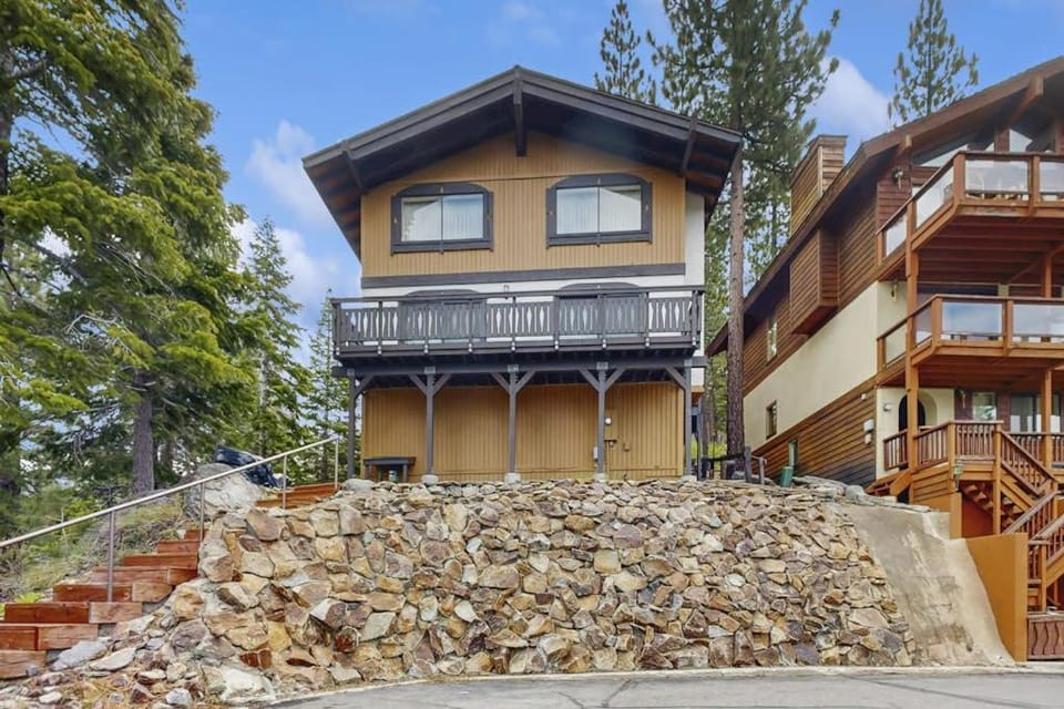 Spacious home with incredible views full kitchen shared pool & tennis courts House in Incline Village