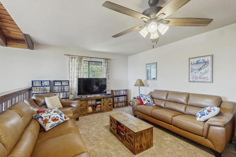 Spacious home with incredible views full kitchen shared pool & tennis courts House in Incline Village
