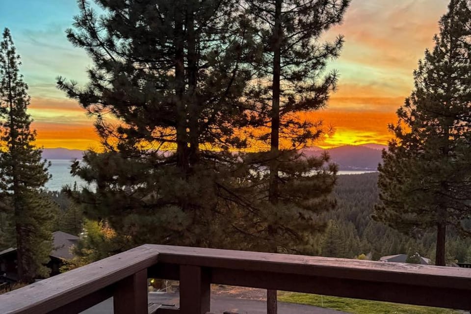 Spacious home with incredible views full kitchen shared pool & tennis courts House in Incline Village