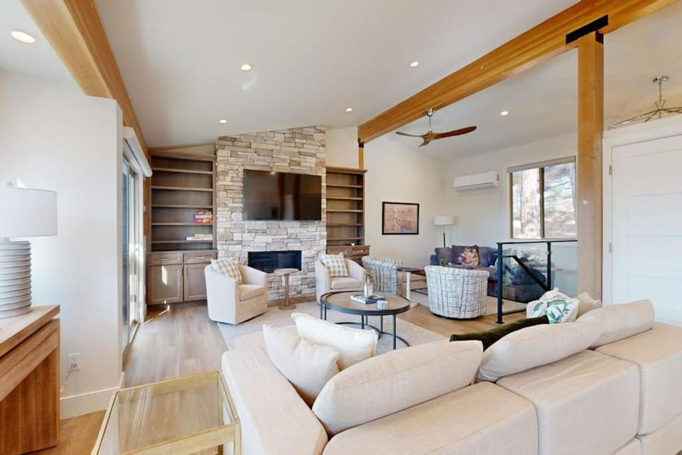 Treehouse-Style Townhouse with Lake Views in Incline Village House in Incline Village