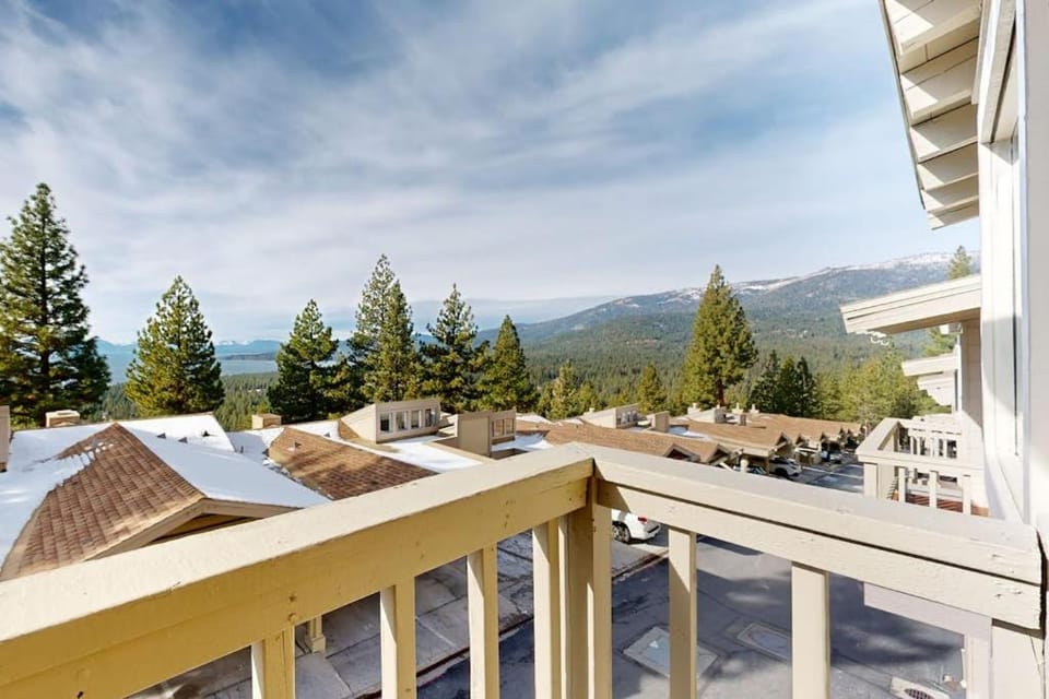 Treehouse-Style Townhouse with Lake Views in Incline Village House in Incline Village