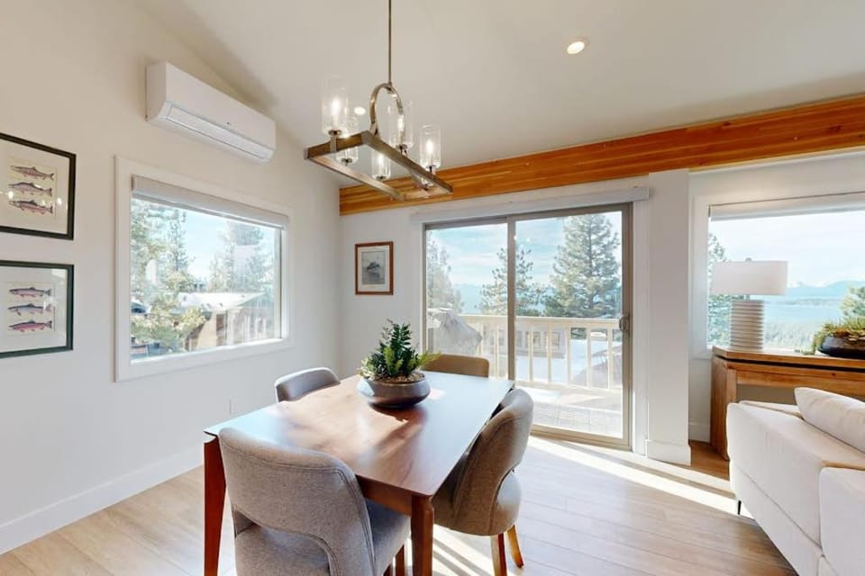 Treehouse-Style Townhouse with Lake Views in Incline Village House in Incline Village