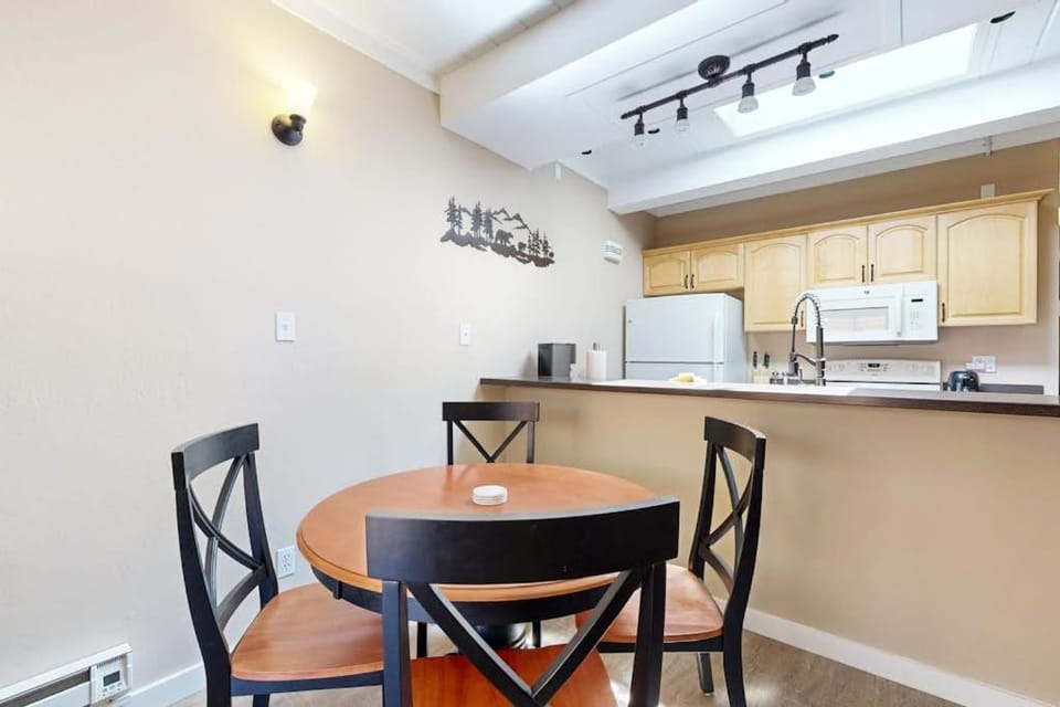 Alpine Serenity - Cozy Condo with Tennis Fireplace & BBQ in Incline Village House in Incline Village