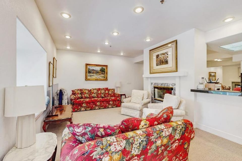 Family-Friendly townhouse near lake - convenient & walkable location House in Incline Village