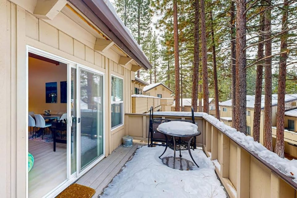 Beautiful townhouse with deck foosball fireplace and skiing nearby House in Incline Village