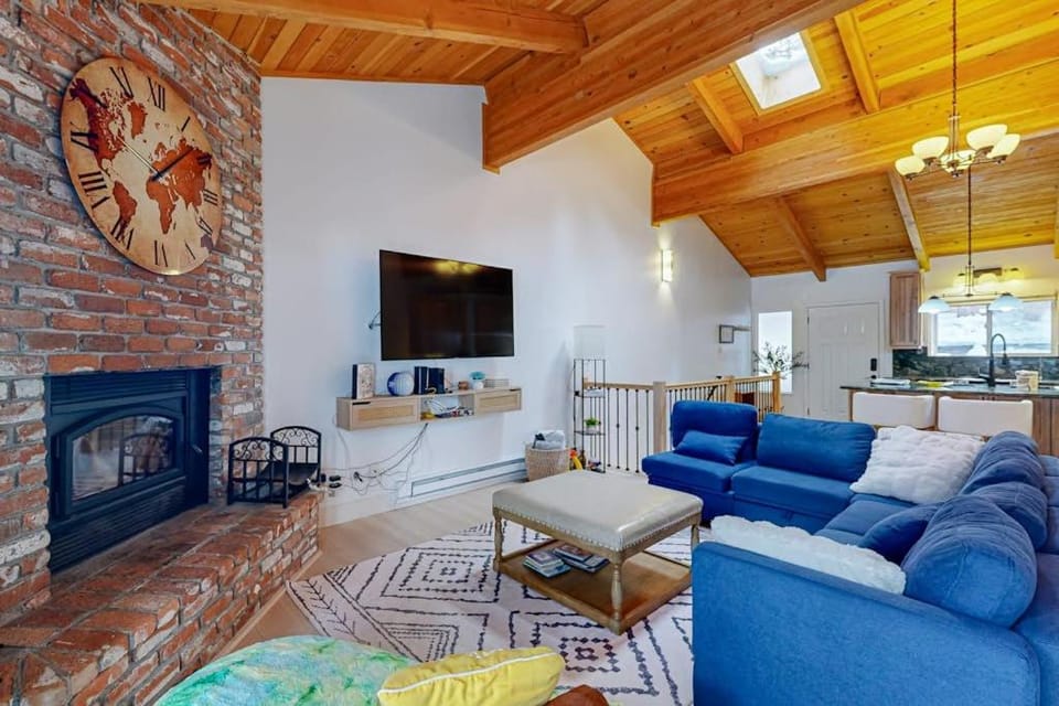 Beautiful townhouse with deck foosball fireplace and skiing nearby House in Incline Village