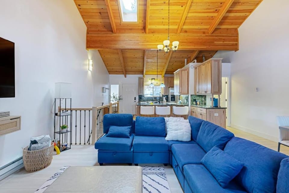 Beautiful townhouse with deck foosball fireplace and skiing nearby House in Incline Village