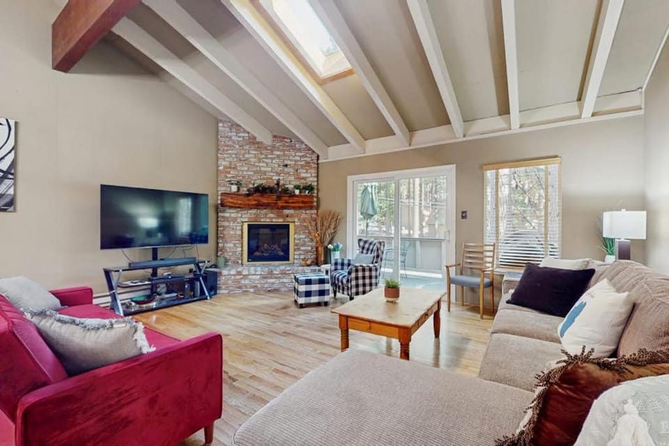 Townhome with Fireplace Pool Sauna Free Shuttle Pickup-Drop-off to Ski Resort House in Incline Village