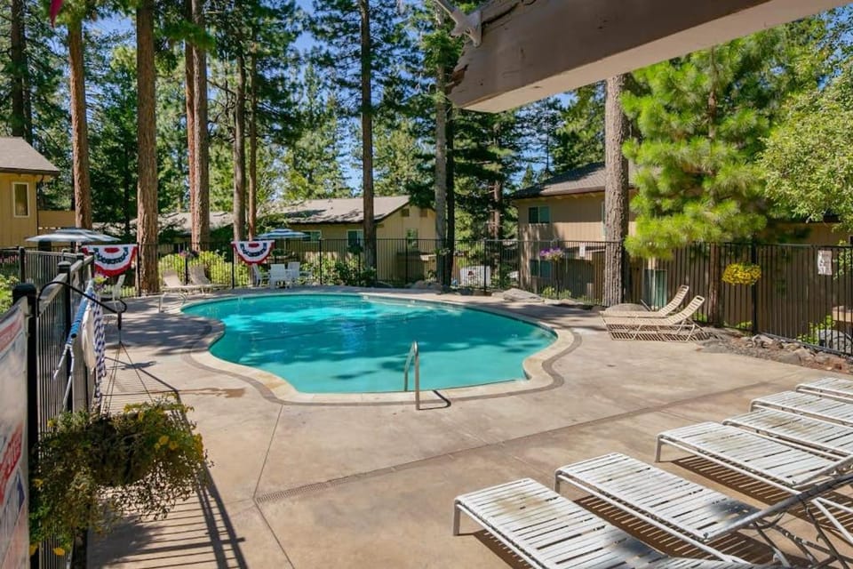 Townhome with Fireplace Pool Sauna Free Shuttle Pickup-Drop-off to Ski Resort House in Incline Village