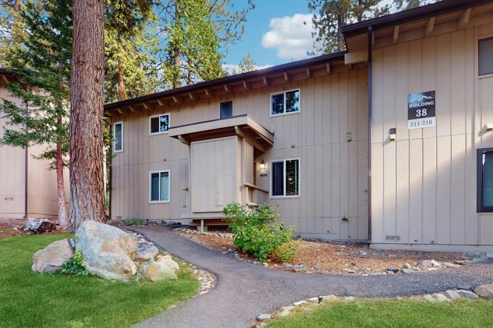 Townhome with Fireplace Pool Sauna Free Shuttle Pickup-Drop-off to Ski Resort House in Incline Village