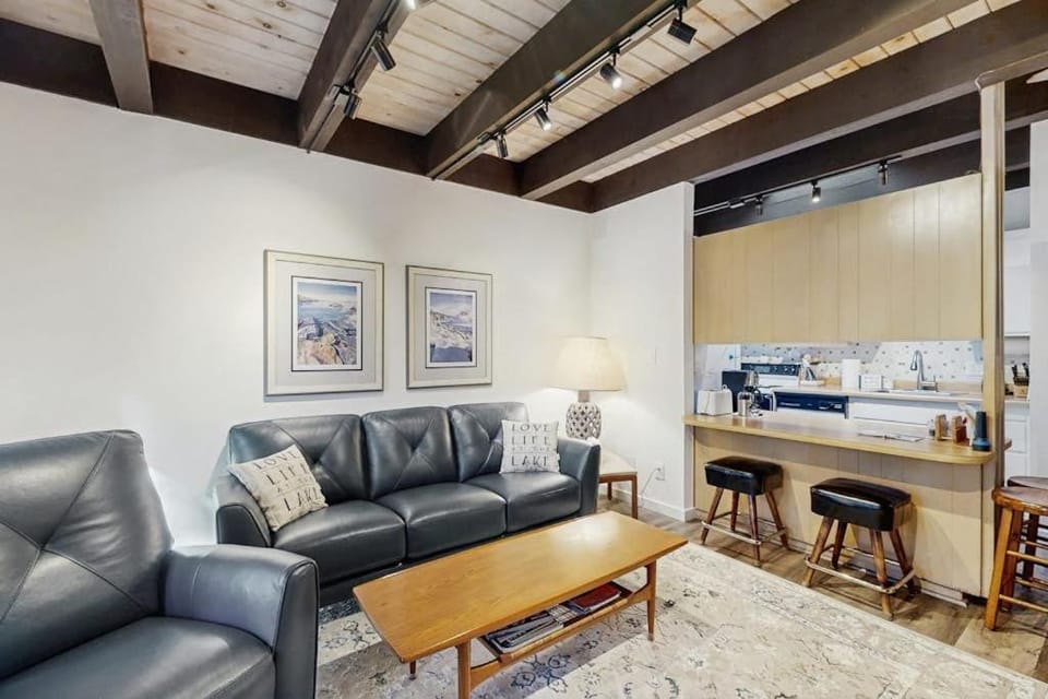Cozy Family-Friendly Condo with Fenced Yard Deck BBQ Walk to Shops House in Incline Village