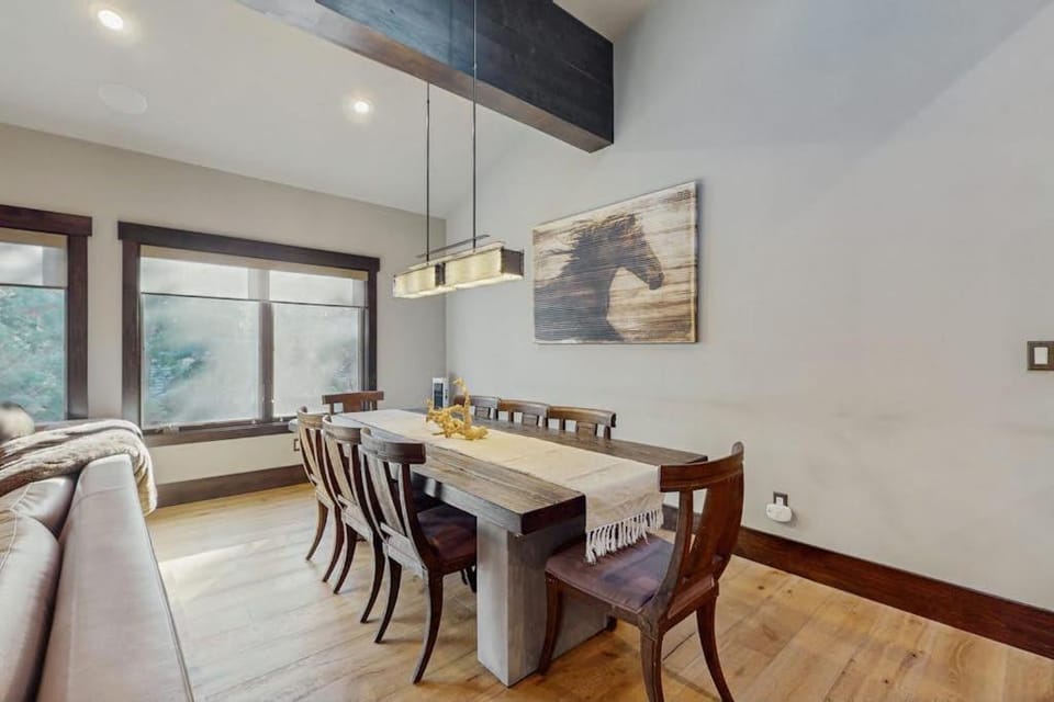 Upscale Incline Village Condo Across the Street from Lake Tahoe House in Incline Village