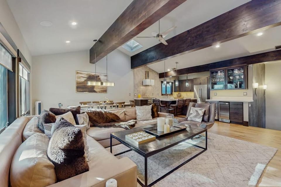 Upscale Incline Village Condo Across the Street from Lake Tahoe House in Incline Village