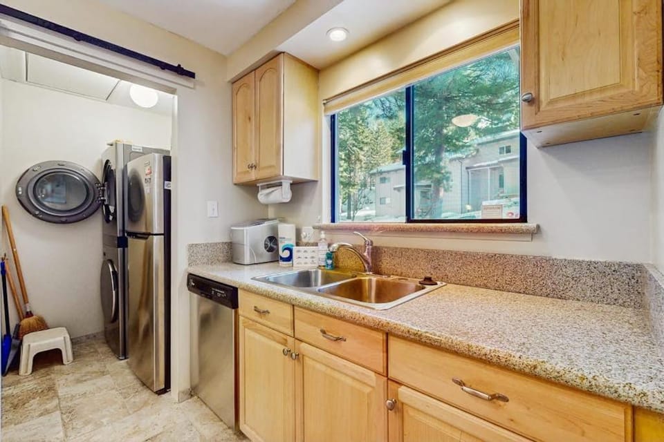 Spacious Condo with Fireplace Deck Wet Bar Pool Free Shuttle to Ski Resort House in Incline Village
