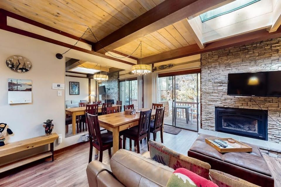 Spacious townhome with creekside patio & gas fireplace - 10-minute walk to lake House in Incline Village
