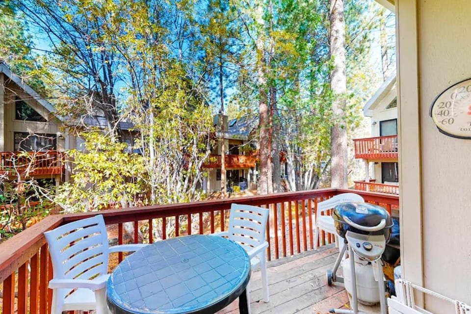 Spacious townhome with creekside patio & gas fireplace - 10-minute walk to lake House in Incline Village