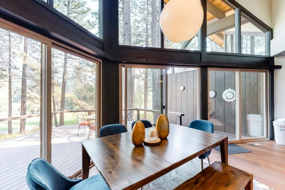 Family-friendly three-story townhouse with a furnished deck - close to the lake House in Incline Village