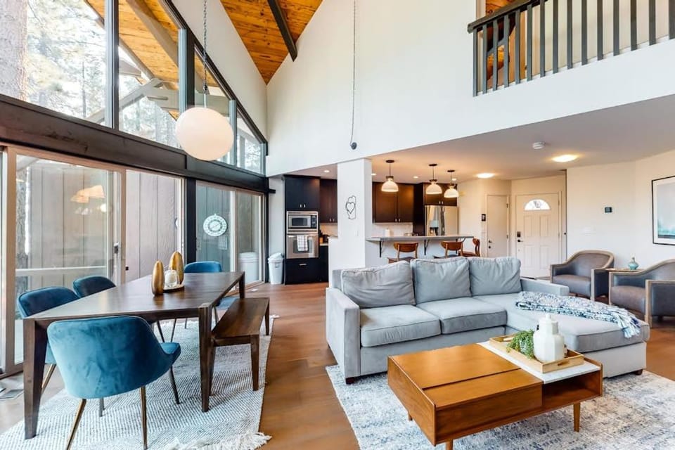 Family-friendly three-story townhouse with a furnished deck - close to the lake House in Incline Village